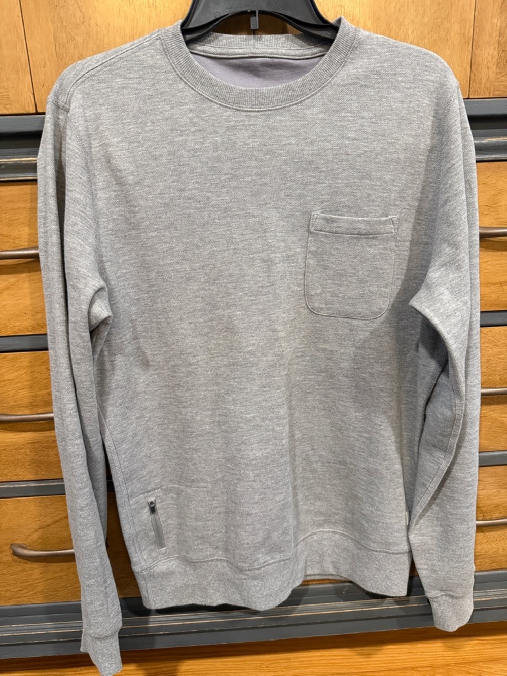 Vuori Men's Jeffrey Crewneck Pocket Sweater in Light Gray EUC